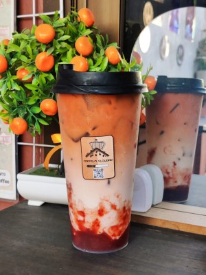 ชาไทยนมสดสตรอว์เบอร์รี่ (Thai milk tea with strawberry)